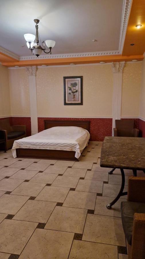 Hotel Coliseum Khmelʼnytsʼkyy Esterno foto